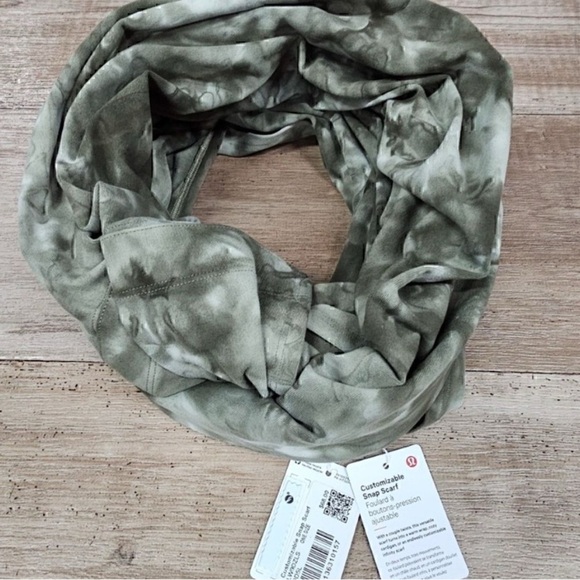 🆕Lululemon Customizable Snap Multi Nulu Scarf in Olive Green Tie Dye - Picture 2 of 7
